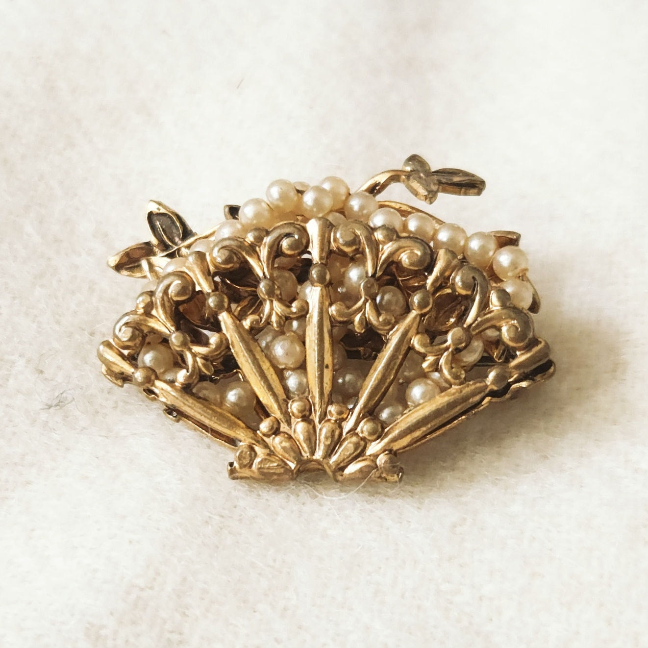 Mid-Century Vintage Gold Tone Filigree Fan Brooch with Faux Pearls