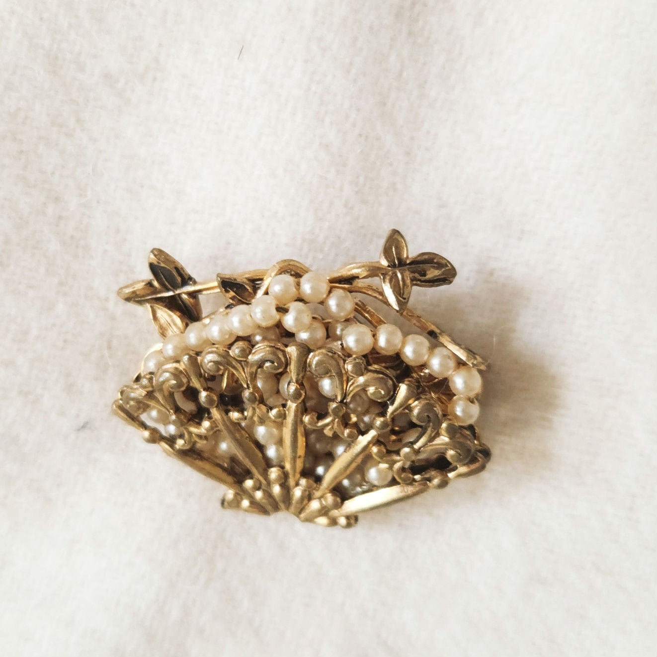 Mid-Century Vintage Gold Tone Filigree Fan Brooch with Faux Pearls